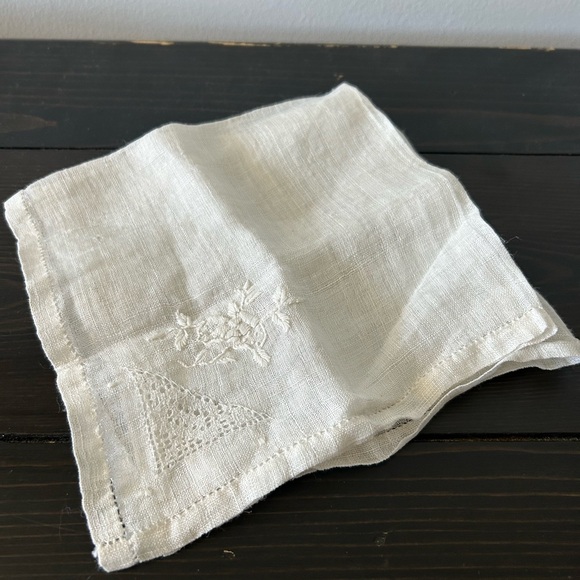 Vintage hand embroidered hankies - Picture 8 of 9